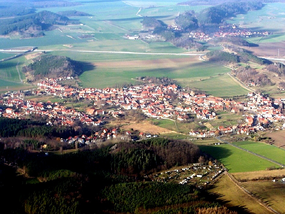 Blick über das Dorf, hinten links sieht man den Lästerberg