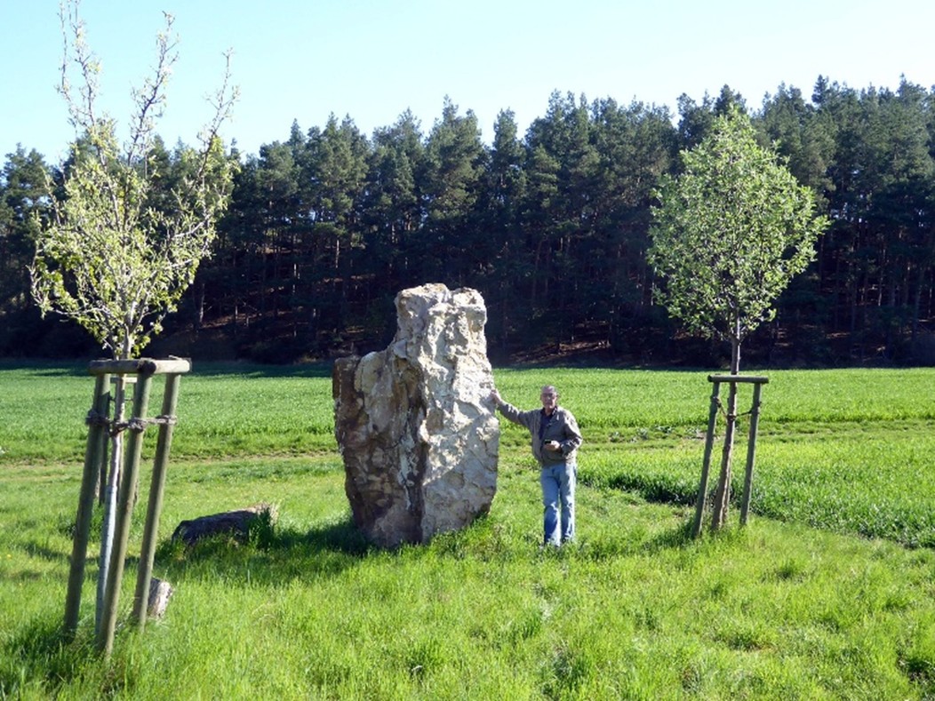 Er soll an den Steinkreis am Eselstall und die andern Orte dort erinnern. 
