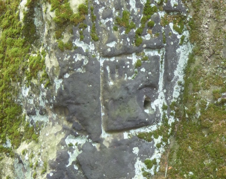 Ganz oben sind von der Ostseite her zwei Zeichen für heilige Bezirke zu sehen
