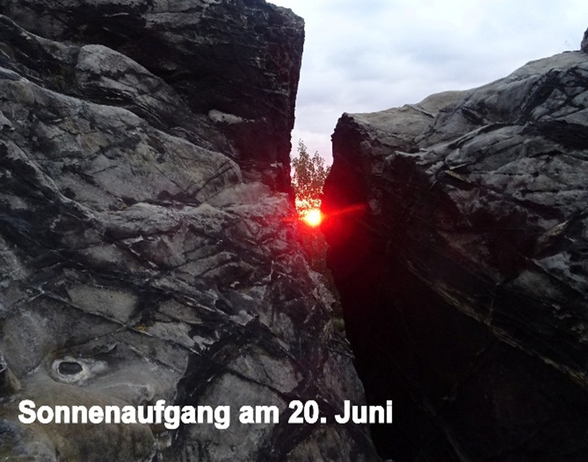 Das ist der Spalt zwischen dem 1. und 2. Rücken. Die Spalten verlaufen im 48° Winkel. Hier sieht man am 21.Juni die Sonne aufgehen