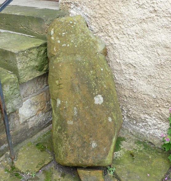 So stand der originale Menhir viele Jahre im Schloßmuseum Quedlinburg im Jägergarten