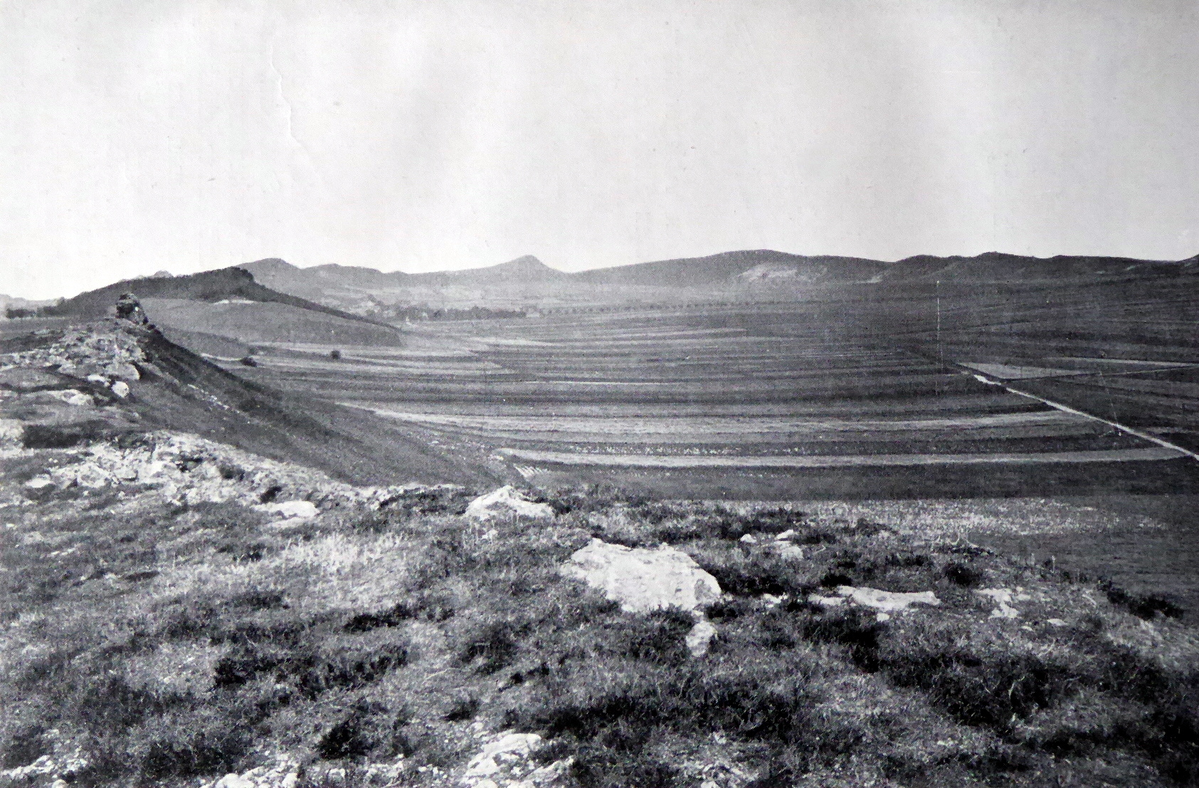 Foto von 1910. Die Steinreihe links bis zur Vogelklippe.