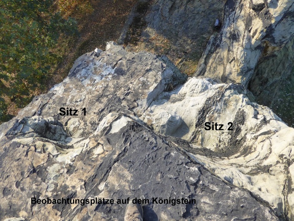 2 Sitze vorn links auf der Felsenecke des Felsens mit genau Blick zum Brocken