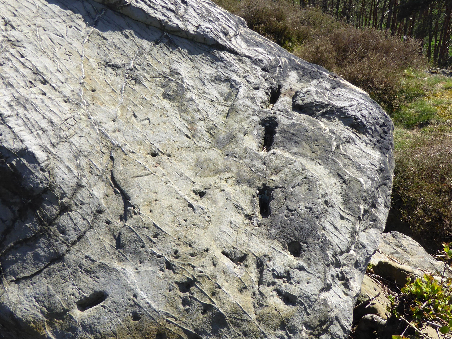 Eindeutigen Meißelspuren oben an den Felsen