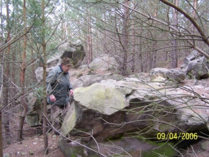 mit U. Wolff an dem Reststein. Hinter dem Felsen nach Osten endet die Gemarkung Westerhausen.