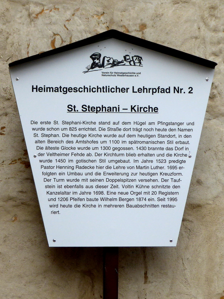 Das Schild an der Kirche