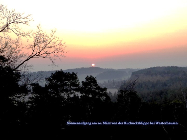 Der Sonnenaufgang zur Tag- und Nachtgleiche über dem kleinen Kamel. 