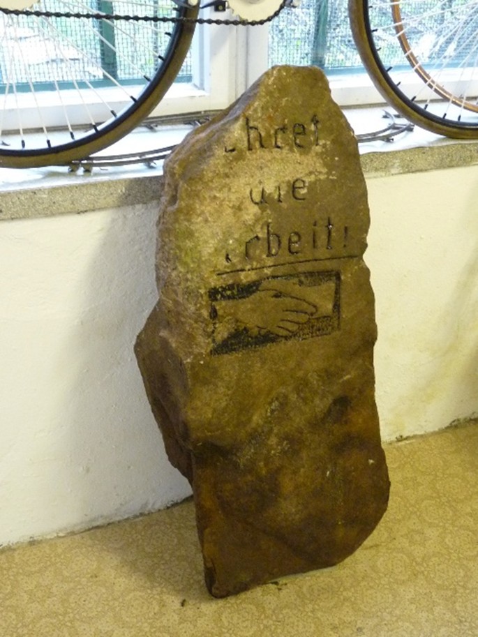 Nach dem Reinigen und Trocknen wurde er neu beschriftet. Die Jahreszahl steht auf der Rückseite. 