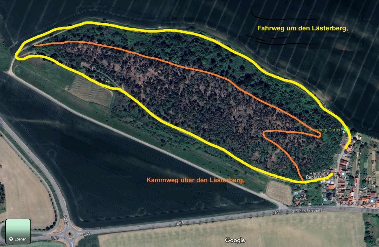 De Lage der Wege kurz angedeutet. An der südlichen Ecke ist in der Straßennähe ein kleiner Parkplatz.