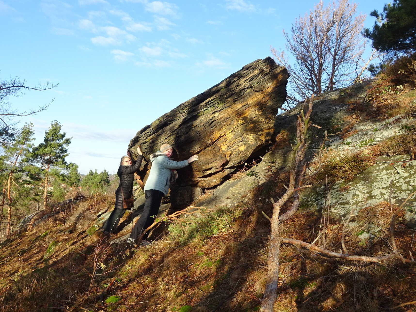 Der Felsen würde gerne rutschen, aber er kann nicht!