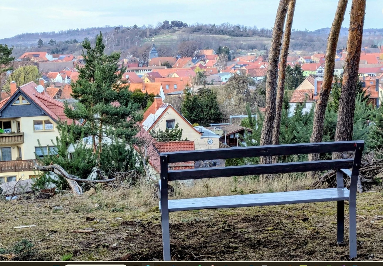 Das ist der Blick zum Königstein über das Dorf
