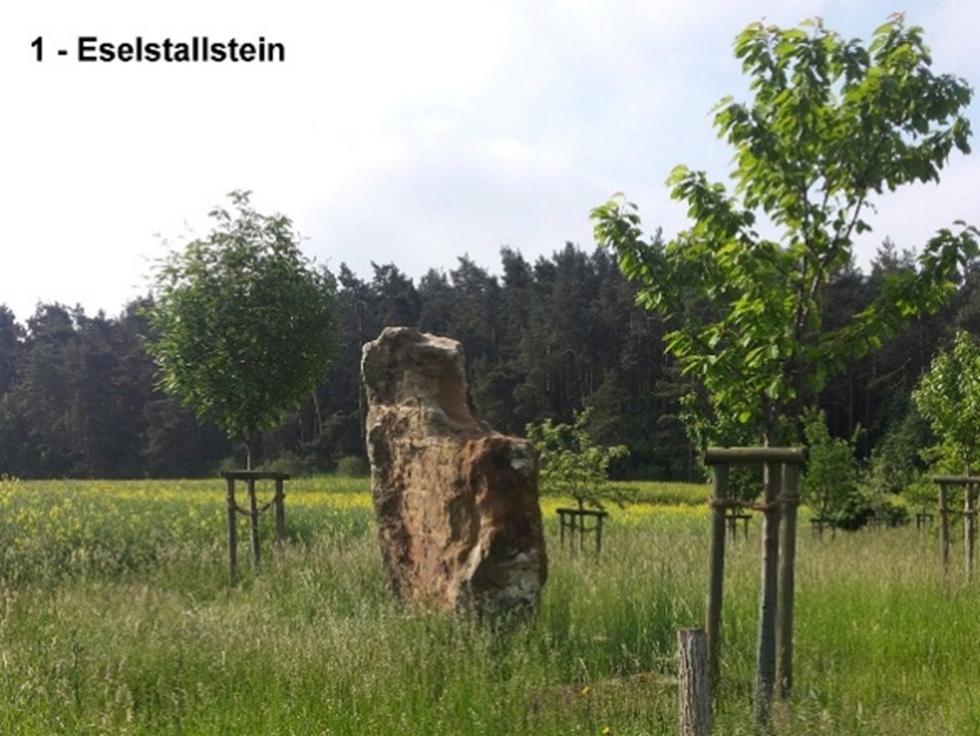 Am Stein steht ein roter Hexen-Stempelkasten. 