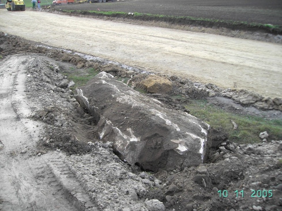 Der Stein wurde neben der Baustelle abgelegt