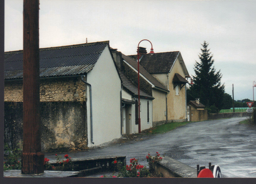 accès depuis l'entrée du village côté Lourdes