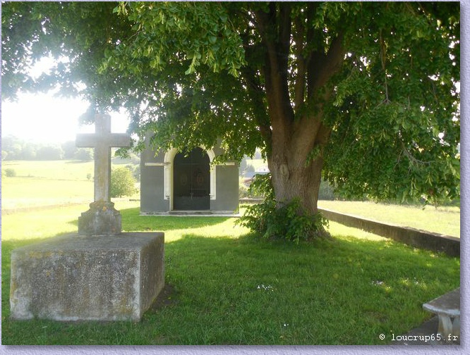  en entrant dans l'enclos de la chapelle (photo loucrup65)