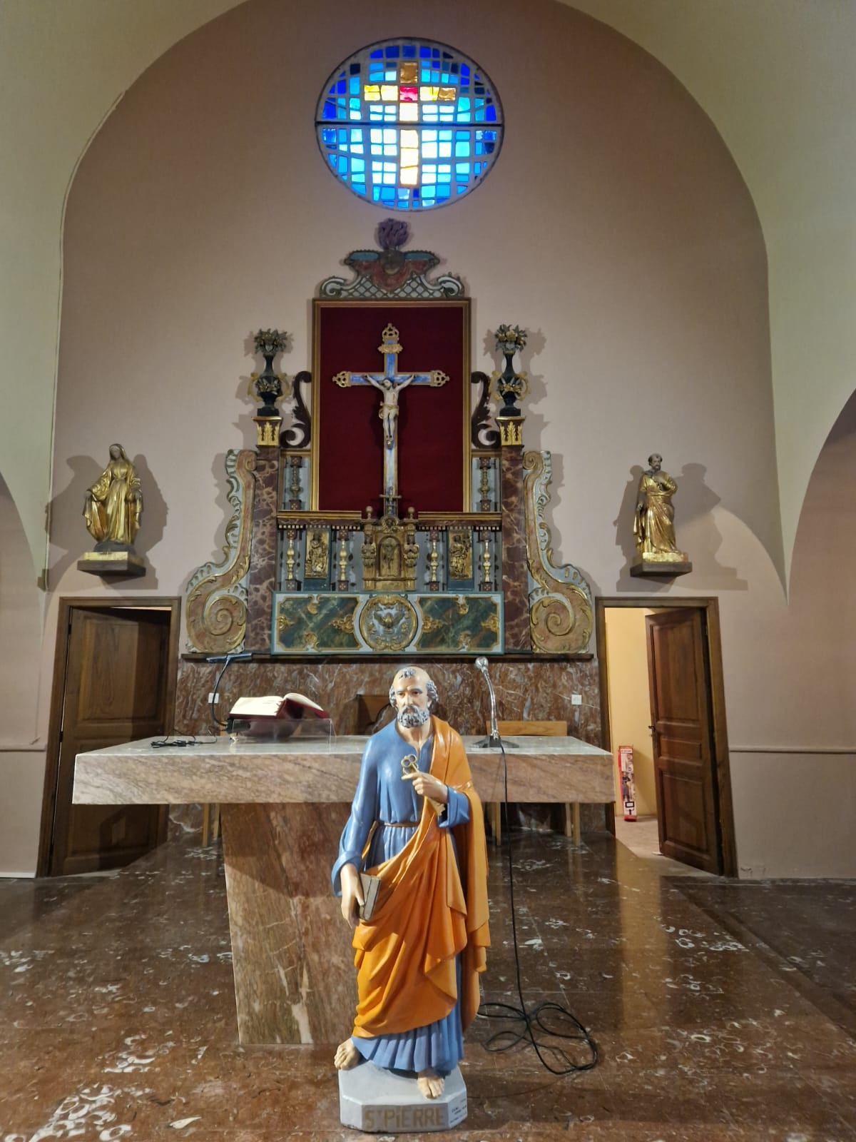 le rétable tel qu'il est aujourd'hui , déplacé des fonts baptismaux pour le choeur de l'église par l'abbé de Uria 