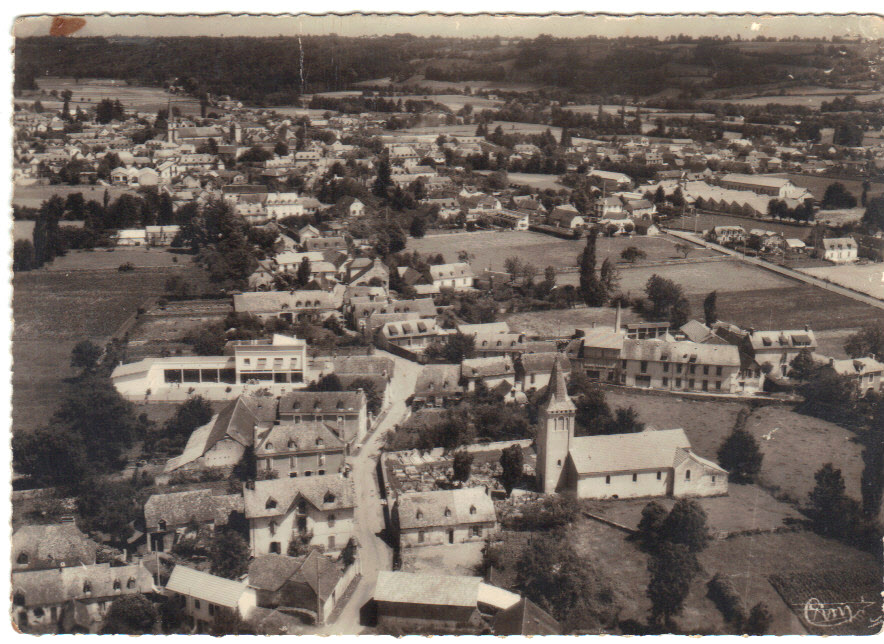 vieille photo de Lamarque , l'usine Larrouy est toujours en activité , l'école fonctionne , on doit être dans les années 1950 la carte n'est pas datée 