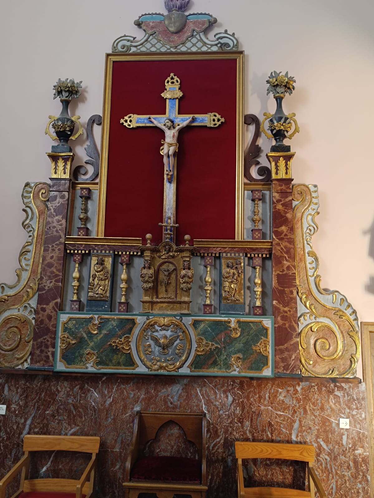 le rétable qui en fait serait les restes de l'autel de Sainte Catherine , à la place de la croix il y avait une statue de la sainte