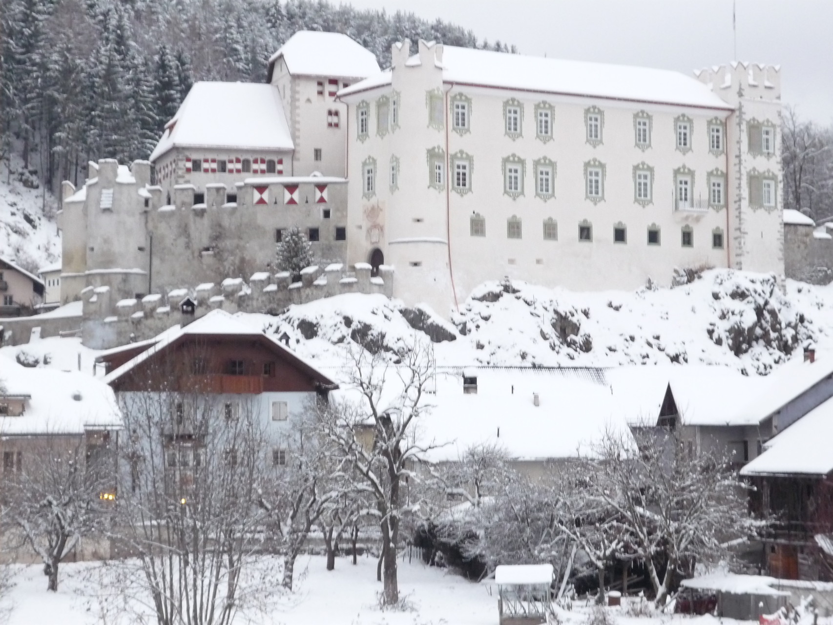 Schloss Ehrenburg mit Gasthof Obermair Ehrenburg Kiens Pustertal Südtirol Hotel