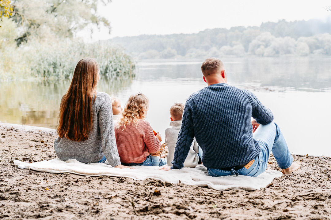 Familie schaut entspannt auf die Elbe bei Hohnstorf beim Familienshooting Lüneburg