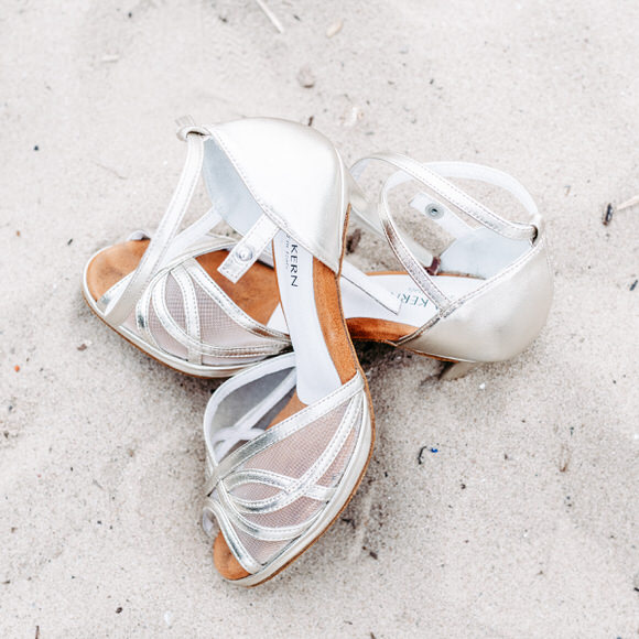 Brautschuhe am Strand