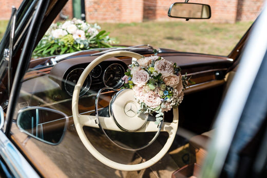 Brautstrauß im Cockpit des Hochzeitsautos