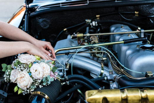 Braut repariert das Hochzeitsauto