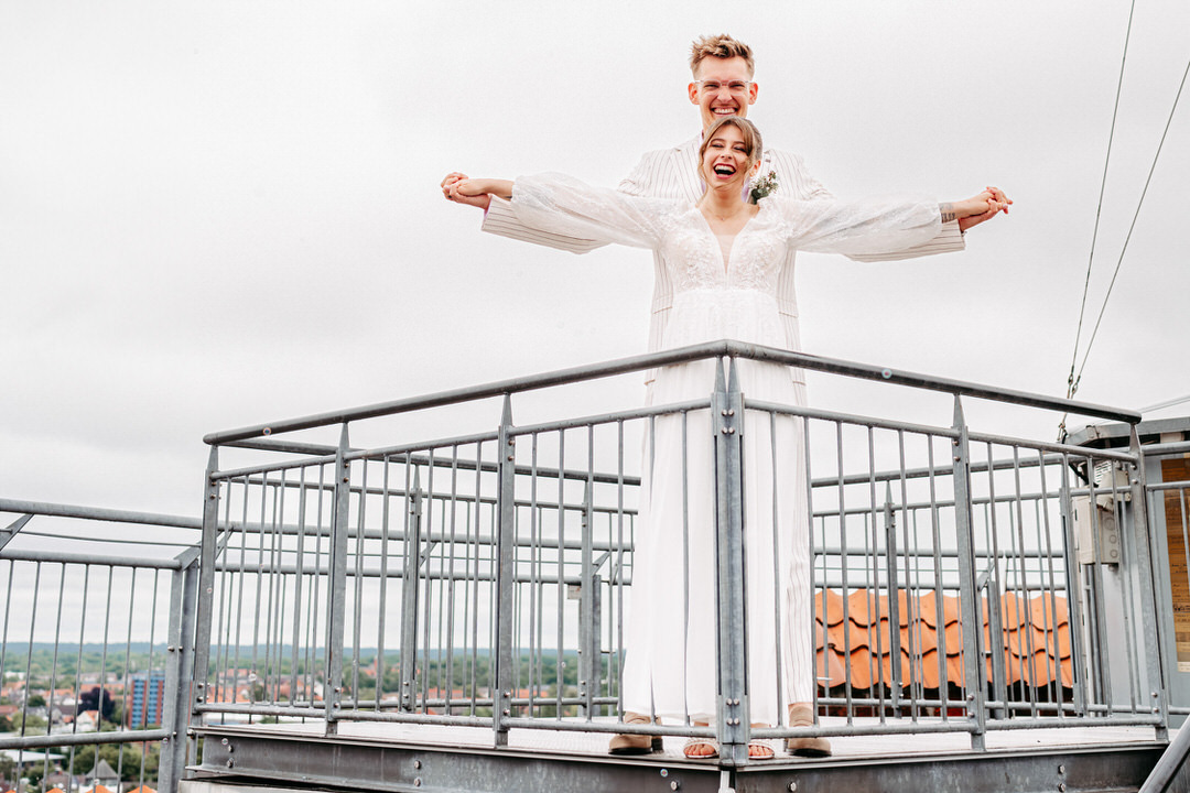 frisch verheiratetes, glückliches Paar auf der Aussichtsplattform vom Wasserturm Lüneburg