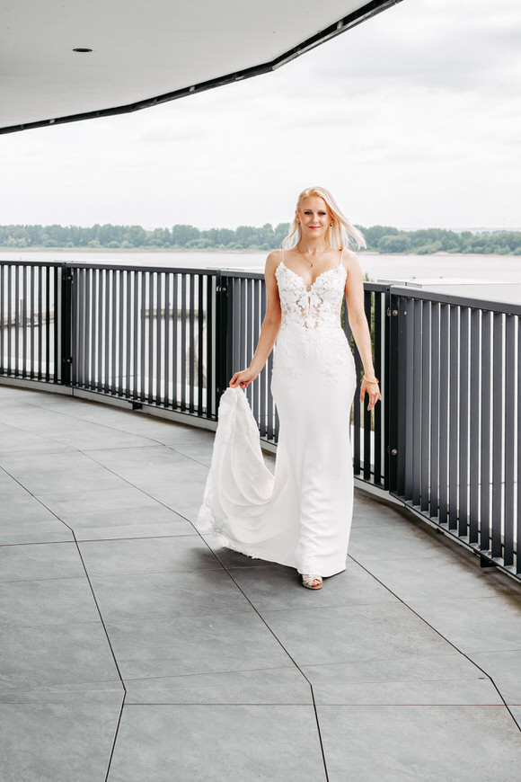 Braut beim First Look an der Elbe