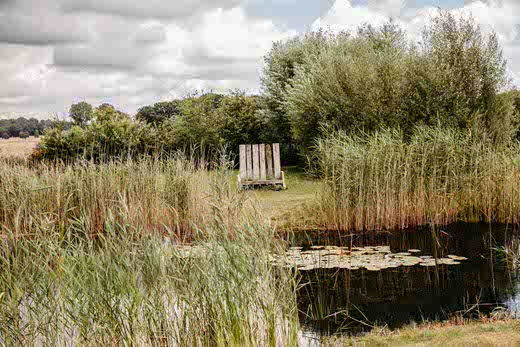 Bank am Teich auf Gut Bardenhagen