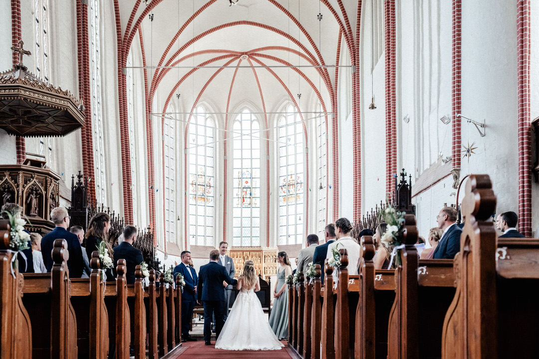 kirchliche Trauung im Dom zu Bardowick - Vater bringt Braut zum Bräutigam im Dom