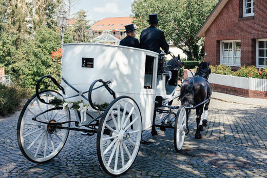 Fahrt in der Kutsche zur Hochzeitslocation