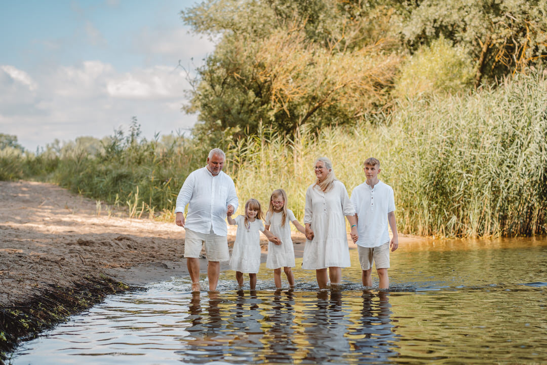 Familie im Wasser in der Elbe beim Familienshooting Lüneburg