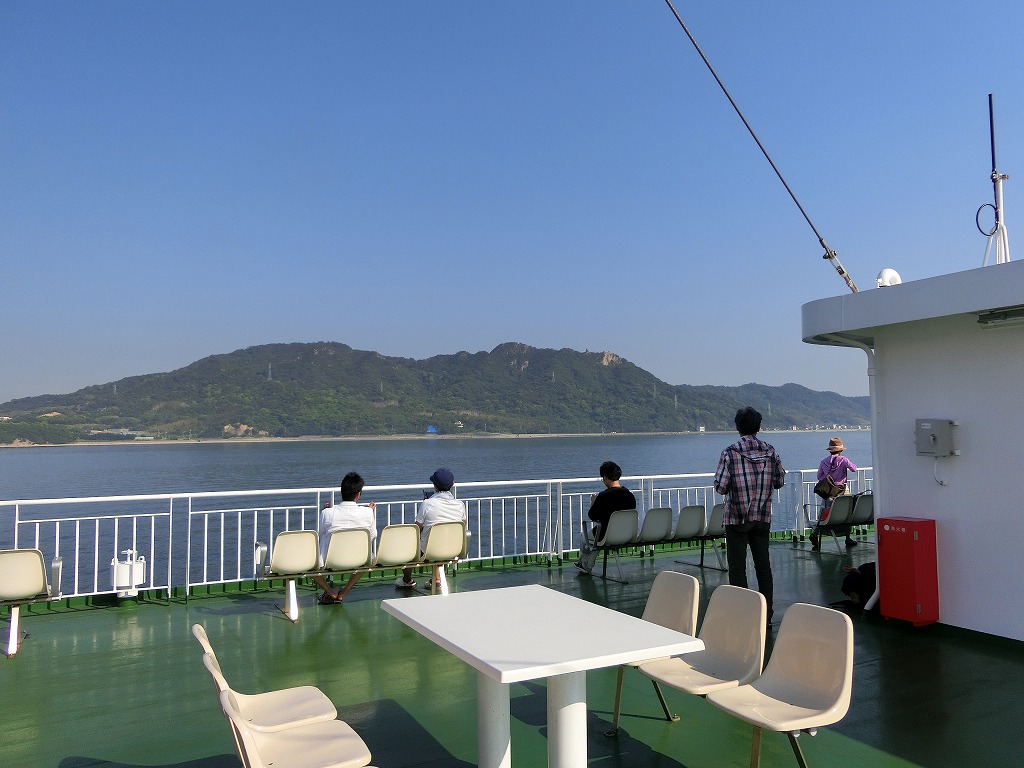 甲板から小豆島を見る