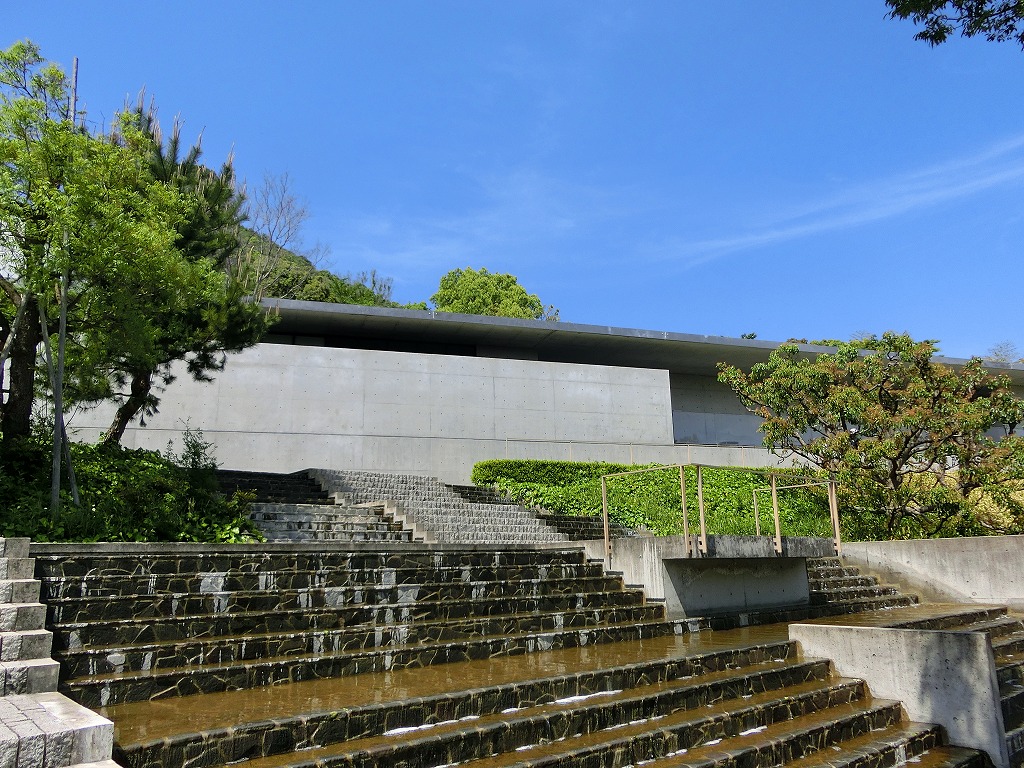 四国村：安藤忠雄「四国ギャラリー」の階段滝