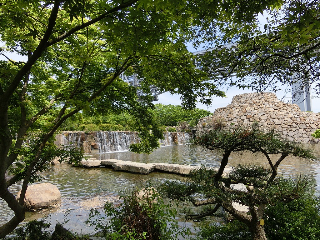 瀬戸大橋記念公園：甲之池（くぐり滝）