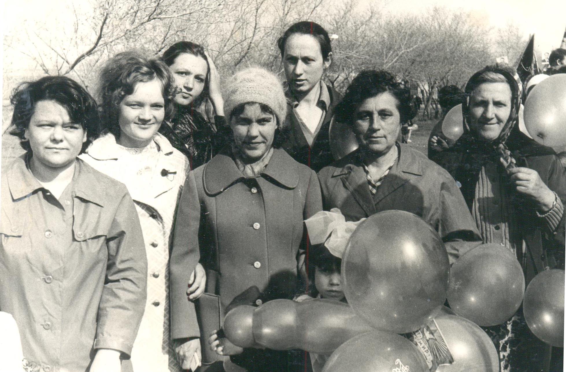 1 мая 1976 год. Сотрудницы райбольницы на демонстрации. Личный архив Швацкой Тамары  Ивановны