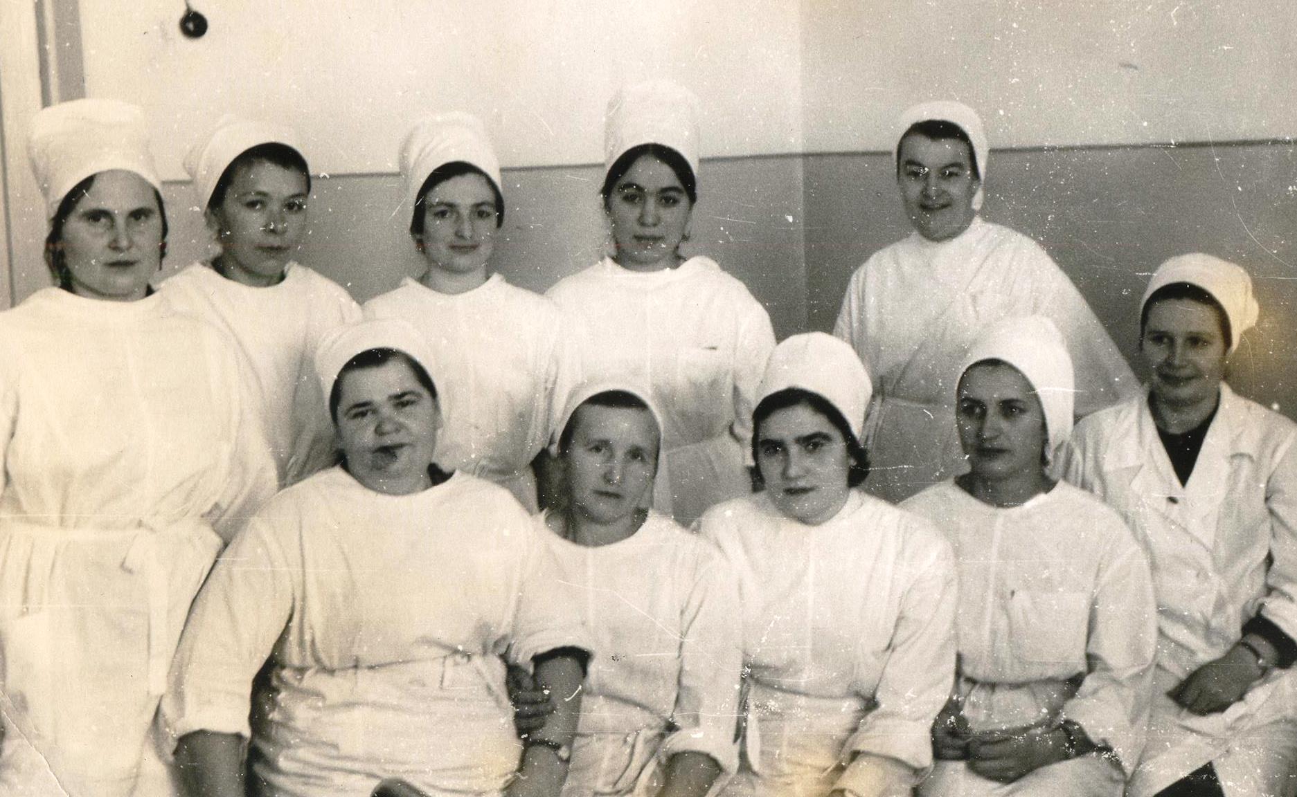 Коллектив хирургического и терапевтического отделений 1970  год.  Личный архив Дайбовой Тамары Филипповны.