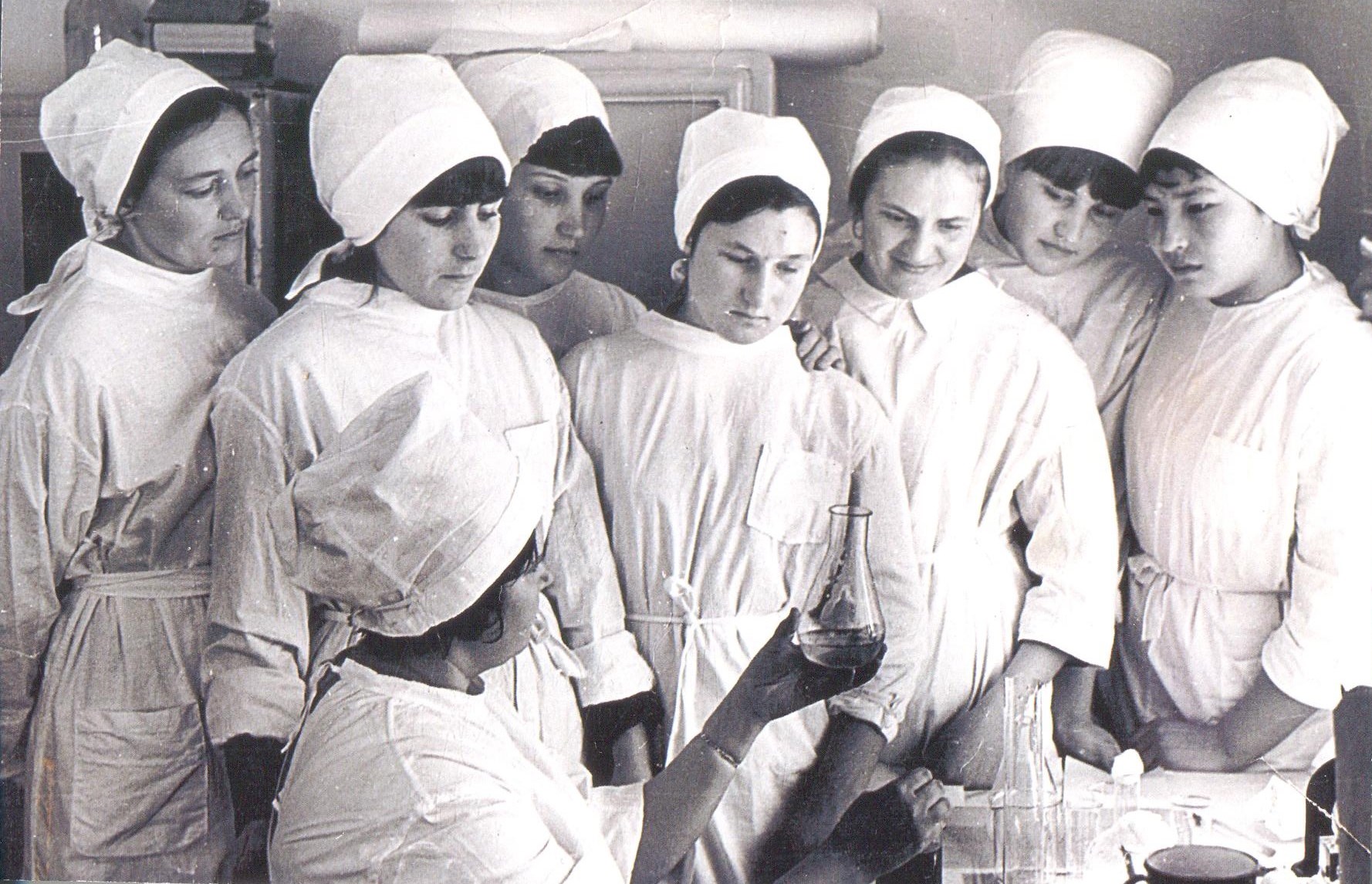 Студенты Щербактинского мед.училища на практике в больнице 1968 год. Личный  архив Зубко Риммы Ивановны