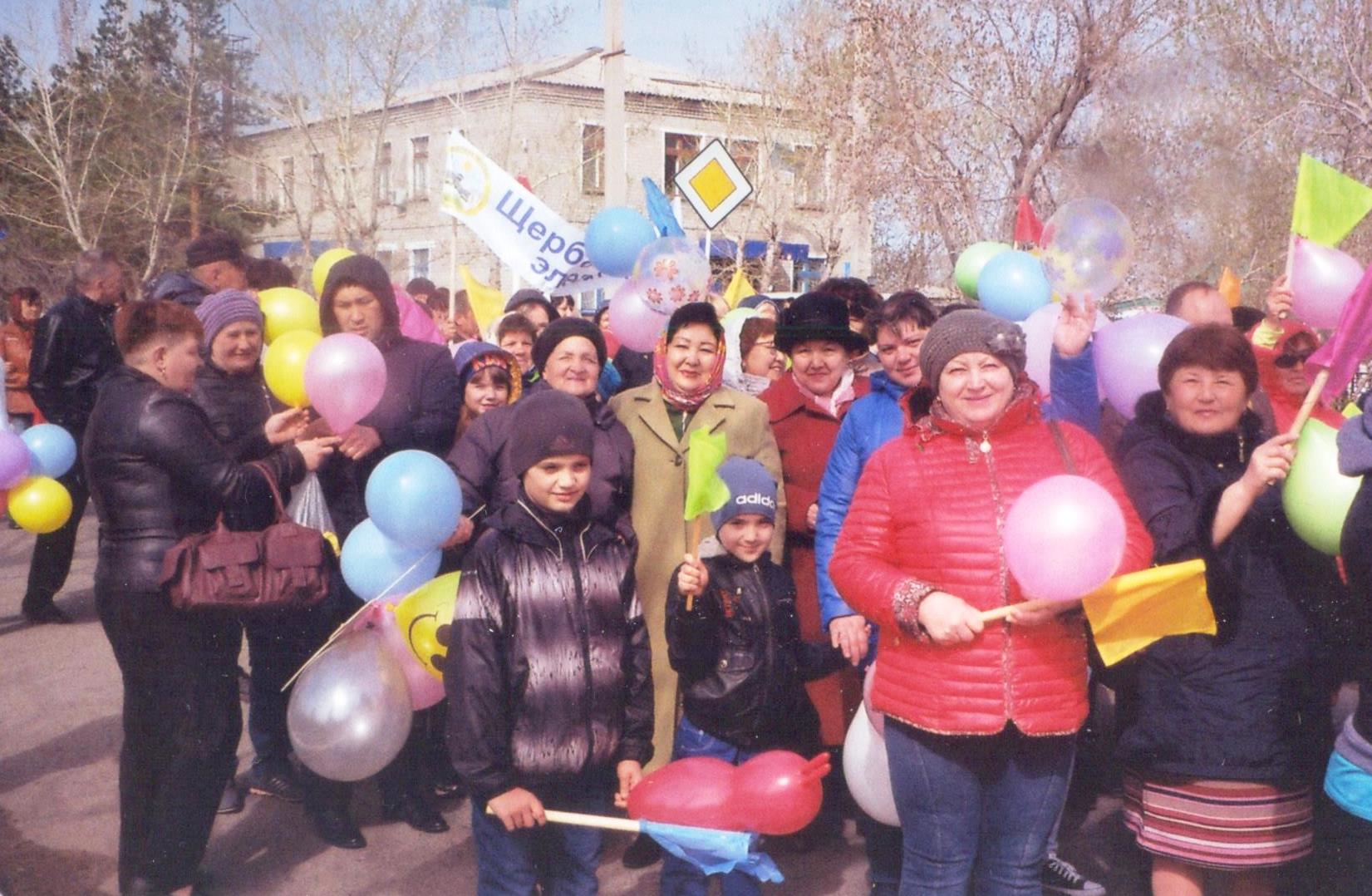 Сотрудники ЦРБ на демонстрации 1 мая 2017 год. Личный архив Кордюковой Л.А.
