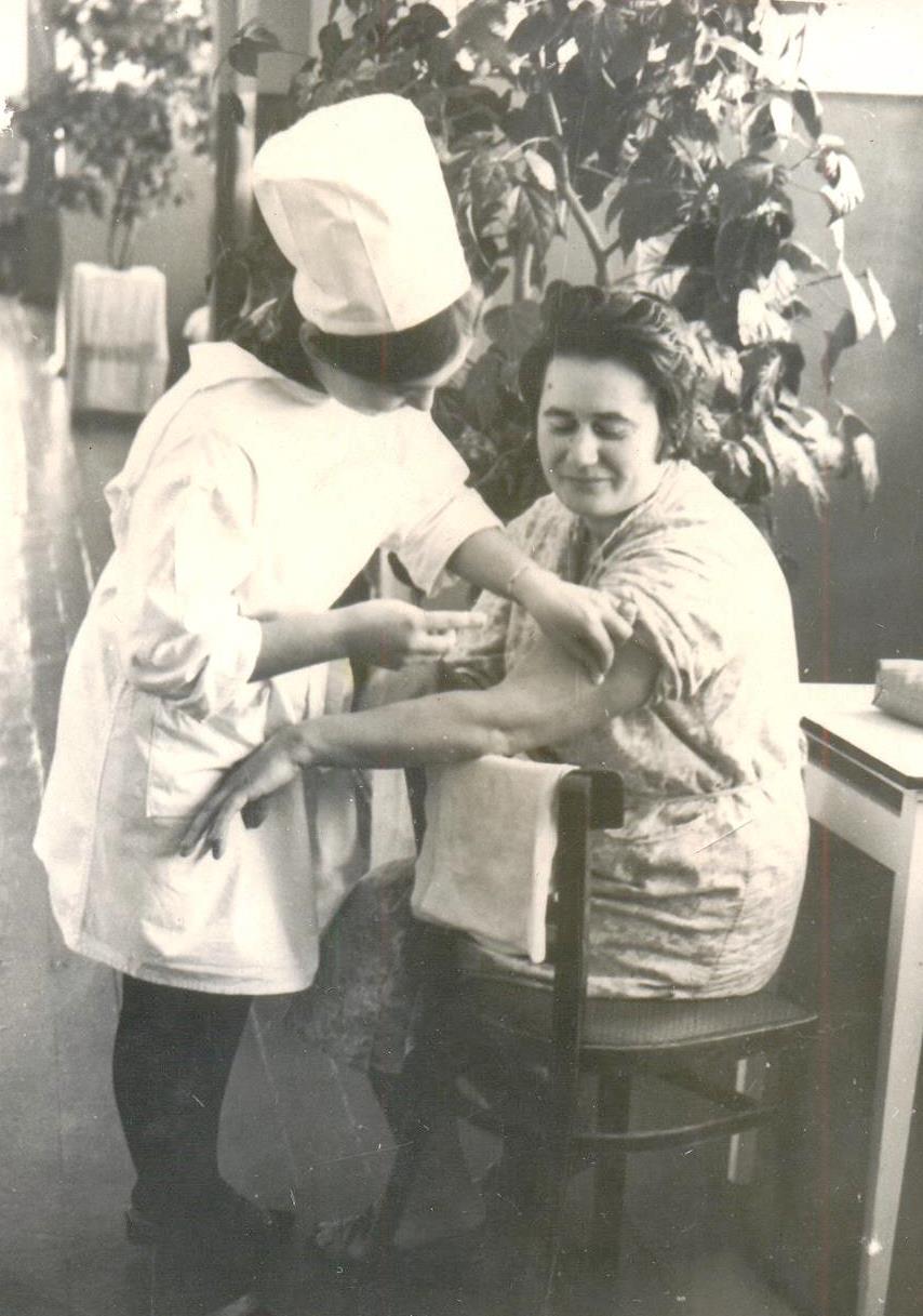 Медсестра Капленко Т. делает внутривенную инъекцию 1971 год.  Личный архив Дайбовой Тамары Филипповны