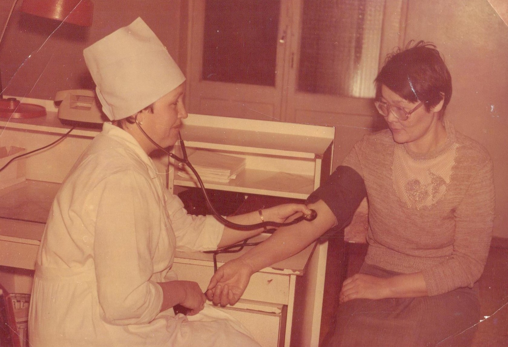 Гинекологическое отделение 1987 год. Медсестра Исеева Д.А. Фотоархив районной библиотеки
