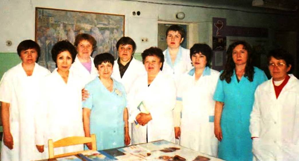 Шуганова Сауле Баймурзиновна  работала главным врачом  1985 (в центре) с медперсоналом в с. Александровка