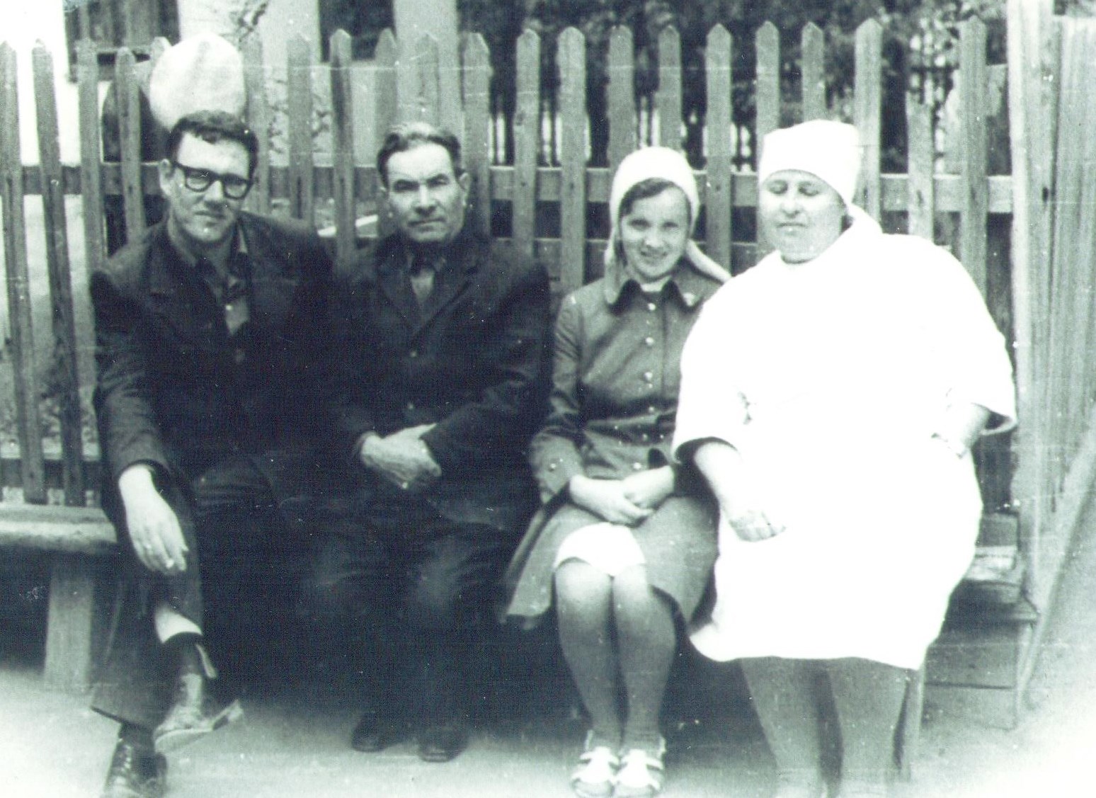Во дворике больницы 1975 год. Фисенко С.А., Порубай М.,Егошев П., Кордюкова Л. А. Фотоархив районной больницы