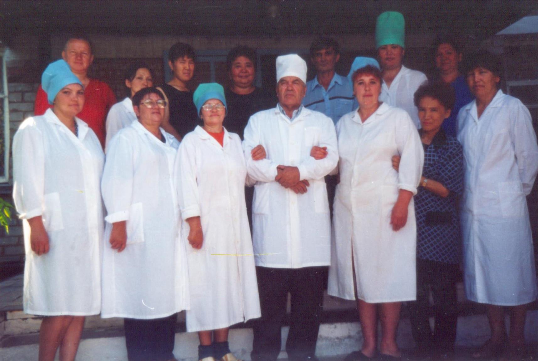 Коллектив противотуберкулёзного диспансера, главный врач Шарифьянов Т.Г. 2002 год. Личный архив Метлушко Риты