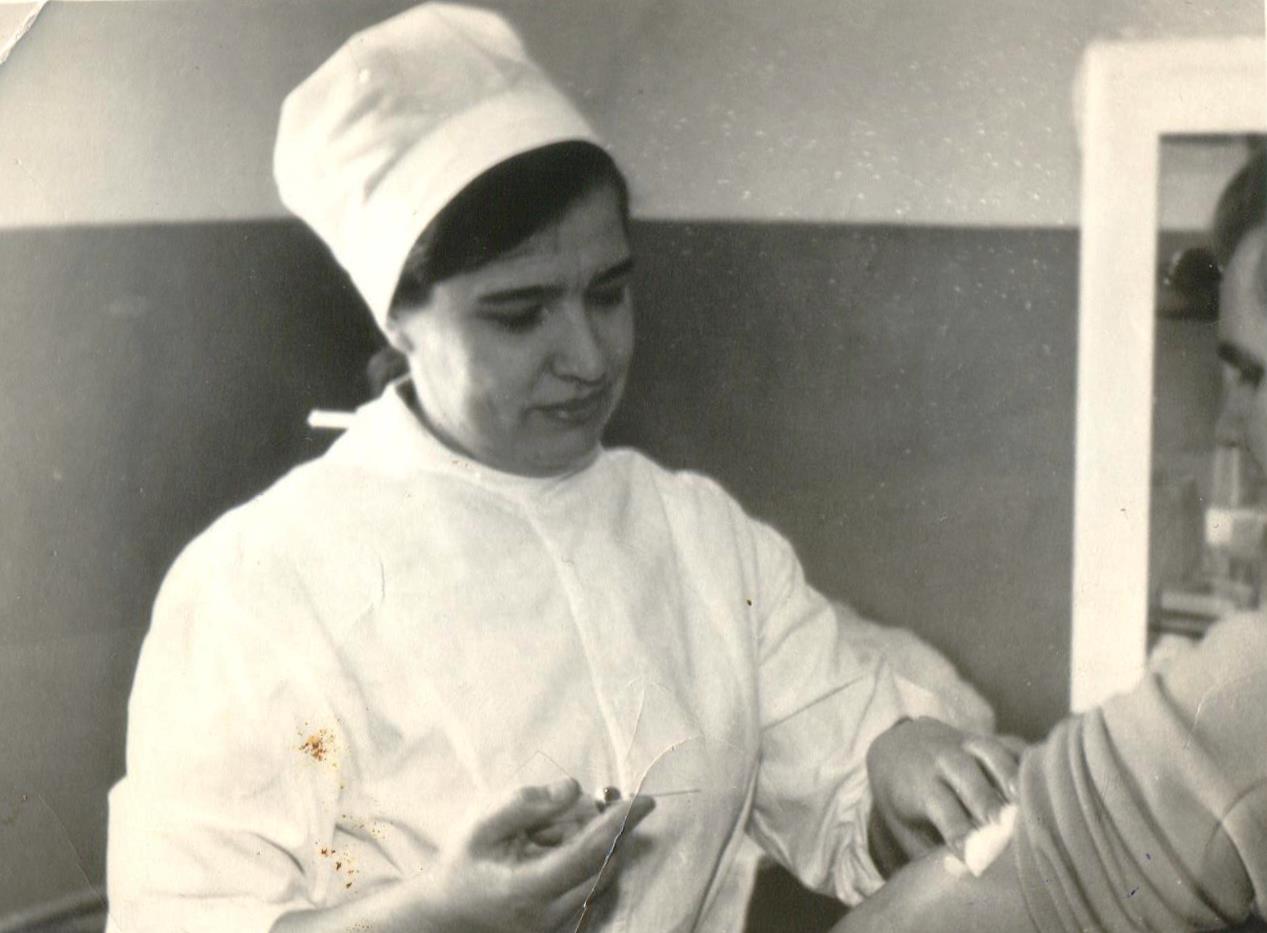 Медсестра Хмельницкой участковой больницы Корчагина Нина 1958 год. Личный архив Матрюк Н.И.