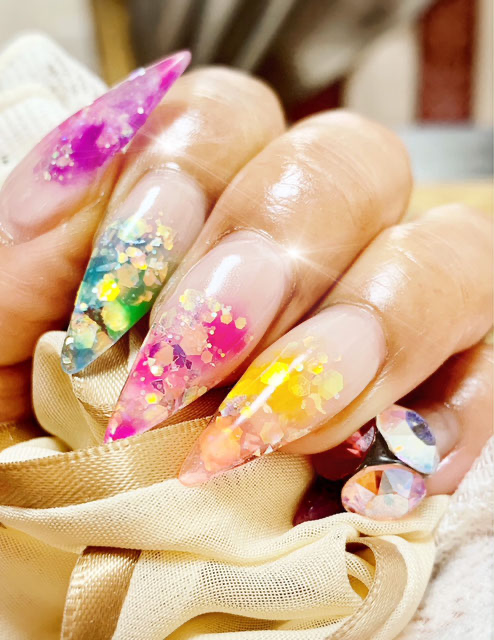 カラフルなネイル