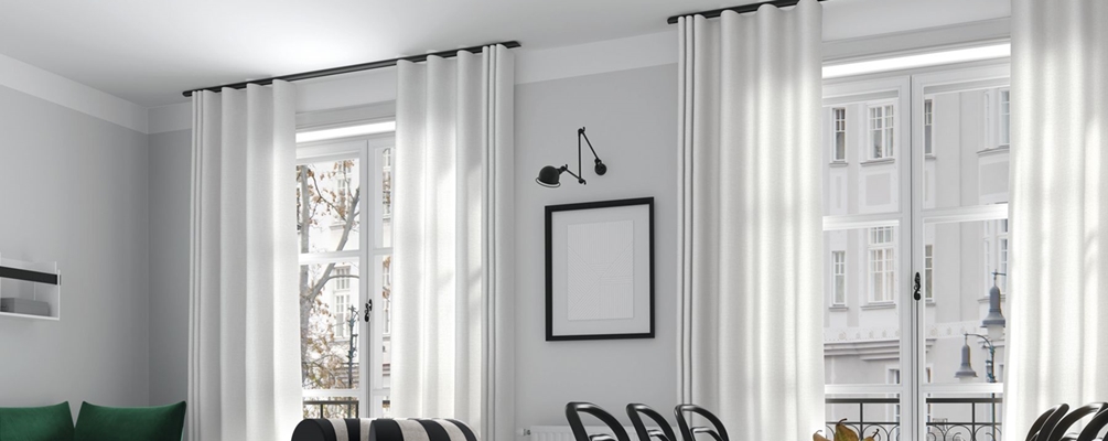Großes Wohnzimmer mit eleganten Wellenvorhang-Gardinen in Frankfurt am Main