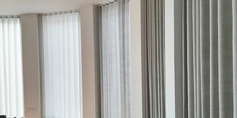 Wellenvorhänge bieten Sichtschutz in einem Wohnzimmer in Frankfurt am Main