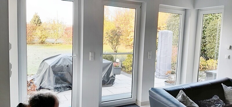Große Fensterfront vor der Flächenvorhang-Montage durch Lamellen Junker